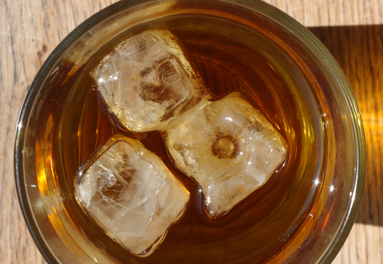 2019-06-19 Eiswuerfel im Teeglas